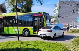 Acidente entre carro e ônibus causa transtornos em Piratininga, Niterói