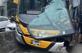 Acidente entre dois ônibus do BRT deixa mais de 20 pessoas feridas na Zona Oeste