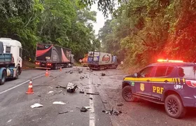 Acidente entre três carretas na Serra das Araras deixa motorista preso às ferragens e faixas fechadas sentido Rio