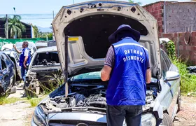 Agentes da Operação Desmonte interditam quatro ferros-velhos em Itaboraí