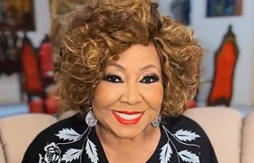 Alcione deixa evento na Bahia de cadeira de rodas e preocupa fãs