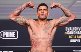 Alex Poatan tenta recuperar cinturão do UFC em revanche contra algoz russo