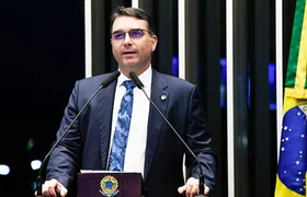 Após prisão domiciliar do pai, Flávio Bolsonaro propõe "pacote da paz" com anistia e impeachment de Moraes
