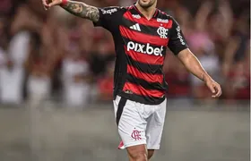 Arrascaeta, do Flamengo, rebate críticas nas redes sociais por gol perdido