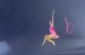 Artista circense cai durante acrobacia de suspensão capilar no Rio