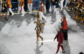 Atriz Erika Januza deixa posto de rainha de bateria da Viradouro