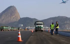 Avião derrapa durante pouso e paralisa operações no Santos Dumont