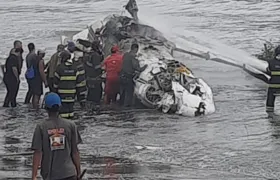 Avião sai da pista, pega fogo e cai no mar em Ubatuba, no litoral de São Paulo; Vídeo