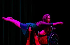 Bailarinos com deficiência de Niterói levam show inclusivo e interativo à Baixada