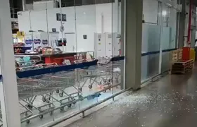 Bala perdida quebra vidros de supermercado e carro em São Gonçalo; Vídeo!
