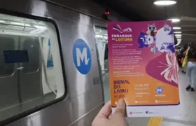 Bienal do Livro: Passageiros do metrô recebem 2.500 livros em ação gratuita