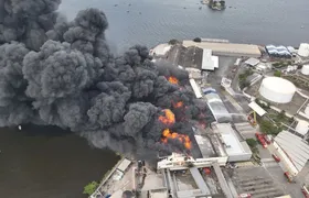 Bombeiros controlam incêndio de grandes proporções na Ilha do Governador