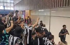 Botafogo desembarca no Rio e é recebido com festa da torcida