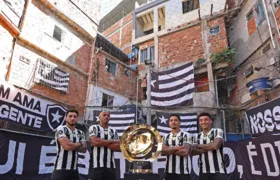 Botafogo expõe taça do Mundial de Clubes em comunidade no Rio