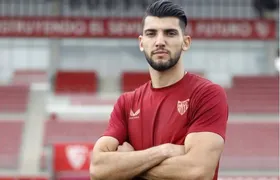 Botafogo negocia a contratação do atacante Rafa Mir, do Sevilla