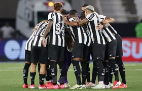 Botafogo provoca o Fluminense após sétima vitória seguida no clássico vovô: 'Não percam a conta'