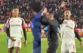 Bruno Henrique é multado pela Conmebol por gesto obsceno e está liberado para jogar semis da Libertadores