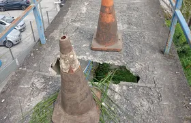 Buraco na passarela do Colubandê preocupa moradores em São Gonçalo