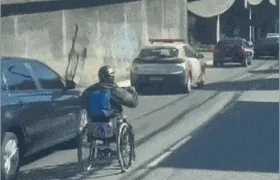 Cadeirante é flagrado circulando entre carros em via movimentada de Niterói