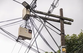 Caixa de distribuição elétrica "pendurada" em poste gera transtorno a moradores do bairro Antonina