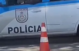 Calor intenso faz policias improvisarem ventilador em blindado