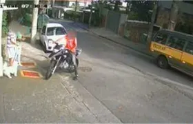 Câmeras registram três assaltos na mesma rua do Recreio em um intervalo de 8 horas