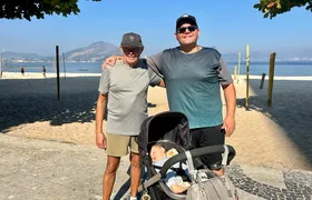 Caminhada de gerações: avós e netos caminham na orla em busca de qualidade de vida e momentos de lazer