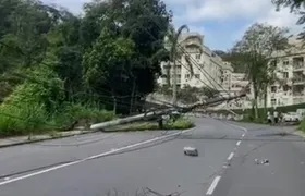 Caminhão derruba poste e interdita Estrada Velha de Piratininga; vídeo
