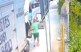 Caminhão desgovernado arrasta carros na Zona Oeste do Rio, e idosa fica ferida; VÍDEO