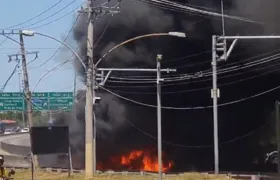 Caminhão-tanque pega fogo e interdita os dois sentidos da Via Dutra