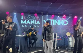 Cantor Vitinho agita fãs nos estúdios da Rádio Mania