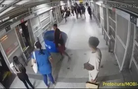Carga inusitada: homem tenta embarcar em BRT com uma caixa-d’água