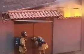 Carro pega fogo dentro de garagem em Resende