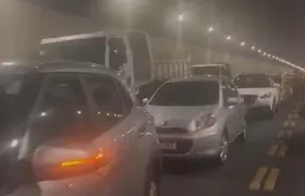 Carro pega fogo e Túnel Rebouças é fechado