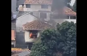 Casa pega fogo em bairro da Zona Sul de Niterói