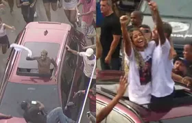 Cercado por multidão e confusão, MC Poze do Rodo deixa prisão no Rio