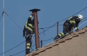 Chaminé que anunciará novo Papa é instalada na Capela Sistina
