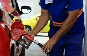 Chefe da Petrobras vê preço do combustível mais barato, caso petróleo mantenha queda