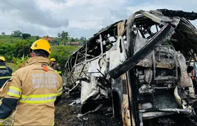 Colisão entre carreta e ônibus deixa 38 mortos na BR-116, em Minas Gerais