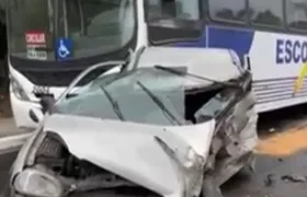 Colisão entre carro, caminhão e ônibus escolar complica trânsito na Região dos Lagos