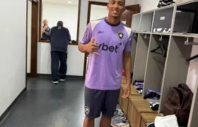 Com assinatura por detalhes, Jordan Barrera treina no CT e é integrado ao Botafogo