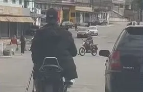 Com muletas e perna engessada homem pilota motocicleta na Zona Oeste