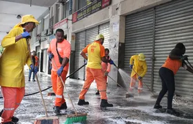 Companhia de Limpeza de Niterói reforça serviço de lavagem na Avenida Amaral Peixoto