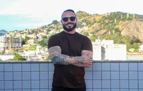 Conheça Joaca, cantor, compositor, poeta e produtor de Niterói, que 'passeia' por variados estilos