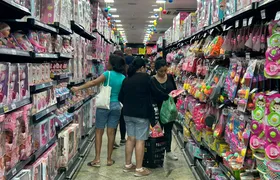 Consumidores vão às compras em busca de roupas e brinquedos para o Dia das Crianças