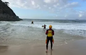 Corpo de Bombeiros busca casal de adolescentes que desapareceu no mar da Praia do Leme