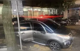 Crianças são resgatadas após ficarem horas trancadas em carro