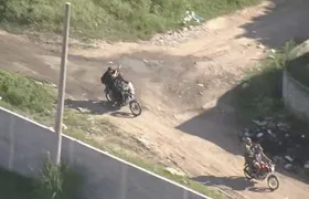 Criminosos armados com fuzis circulam de moto no Jardim Catarina, em São Gonçalo