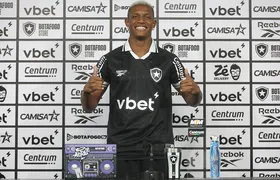 Danilo é apresentado no Botafogo e diz que quer fazer história no clube