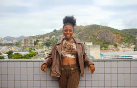 De São Gonçalo, cantora Ella Fernandes promete álbum novo para 2026 e fala sobre a carreira de atriz